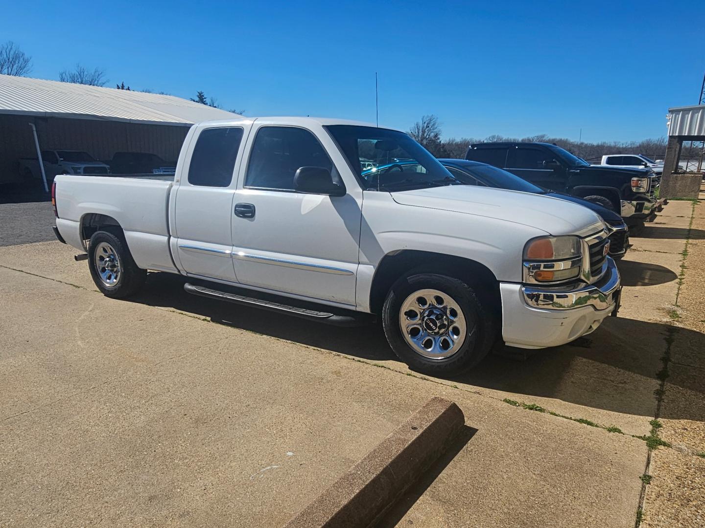 2006 WHITE GMC Sierra 1500 SL Ext. Cab 2WD (1GTEC19Z76Z) with an 5.3L V8 OHV 16V FFV engine, 4-Speed Automatic Overdrive transmission, located at 533 S Seven Points BLVD, Seven Points, TX, 75143, (430) 255-4030, 32.313999, -96.209351 - Photo#1